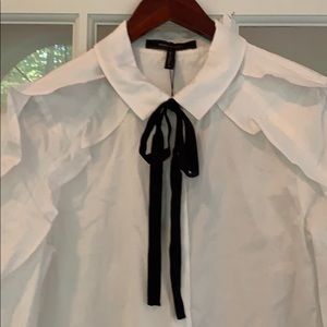 BCBGMAXAZRIA white blouse with navy neck tie M